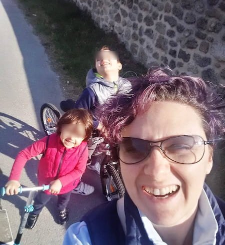 mamma che si occupa della famiglia