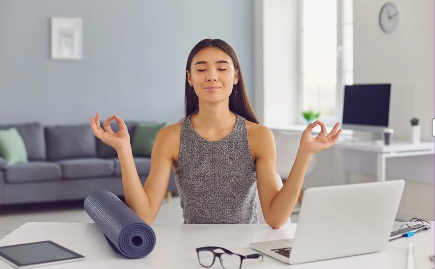 trovare-equilibrio-lavoro-e-famiglia mamma che cerca nuove opportunità di lavoro per bilanciare carriera e famiglia