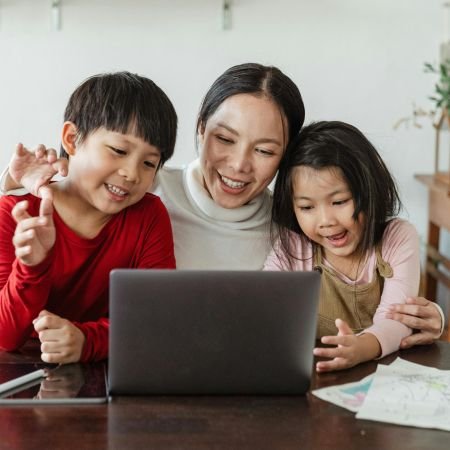 mamma che lavora e bambini