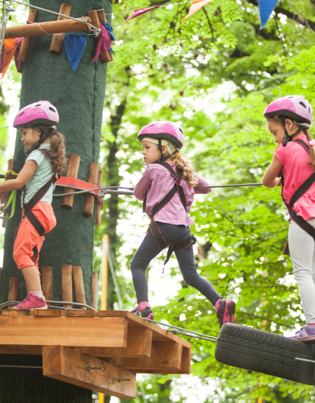 bambini in un viaggio con mamma in un parco avventura