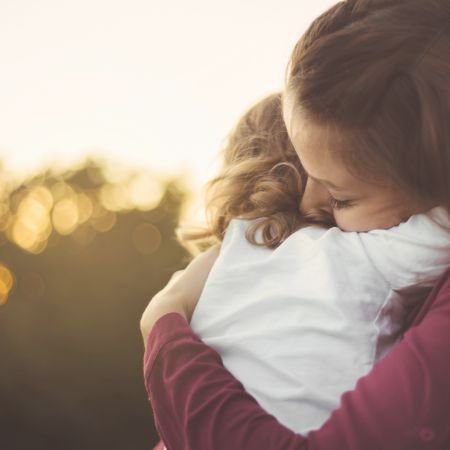 rimedi naturali per bambini in un abbraccio